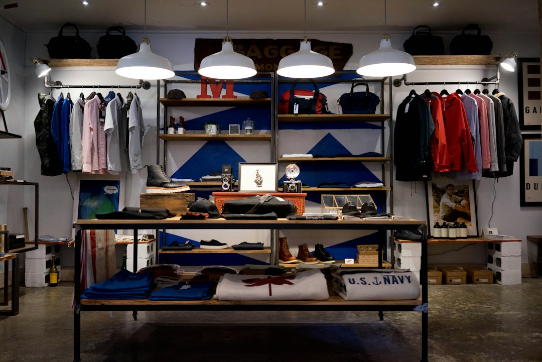 Interieur van een kledingwinkel met rekken vol kleding